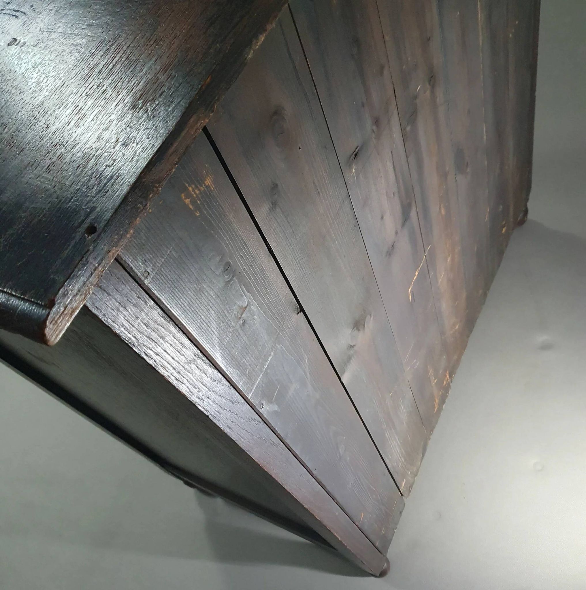 Particularly cool English chest of drawers. Dated (Charles 2 era). Made of solid oak with beautiful patina.