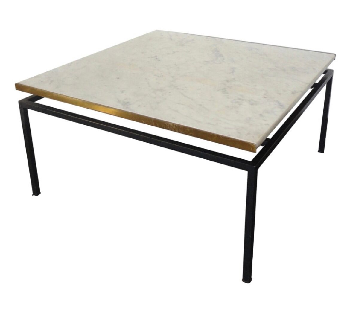 Table basse vintage en marbre blanc avec contour sur 2 côtés en laiton doré.