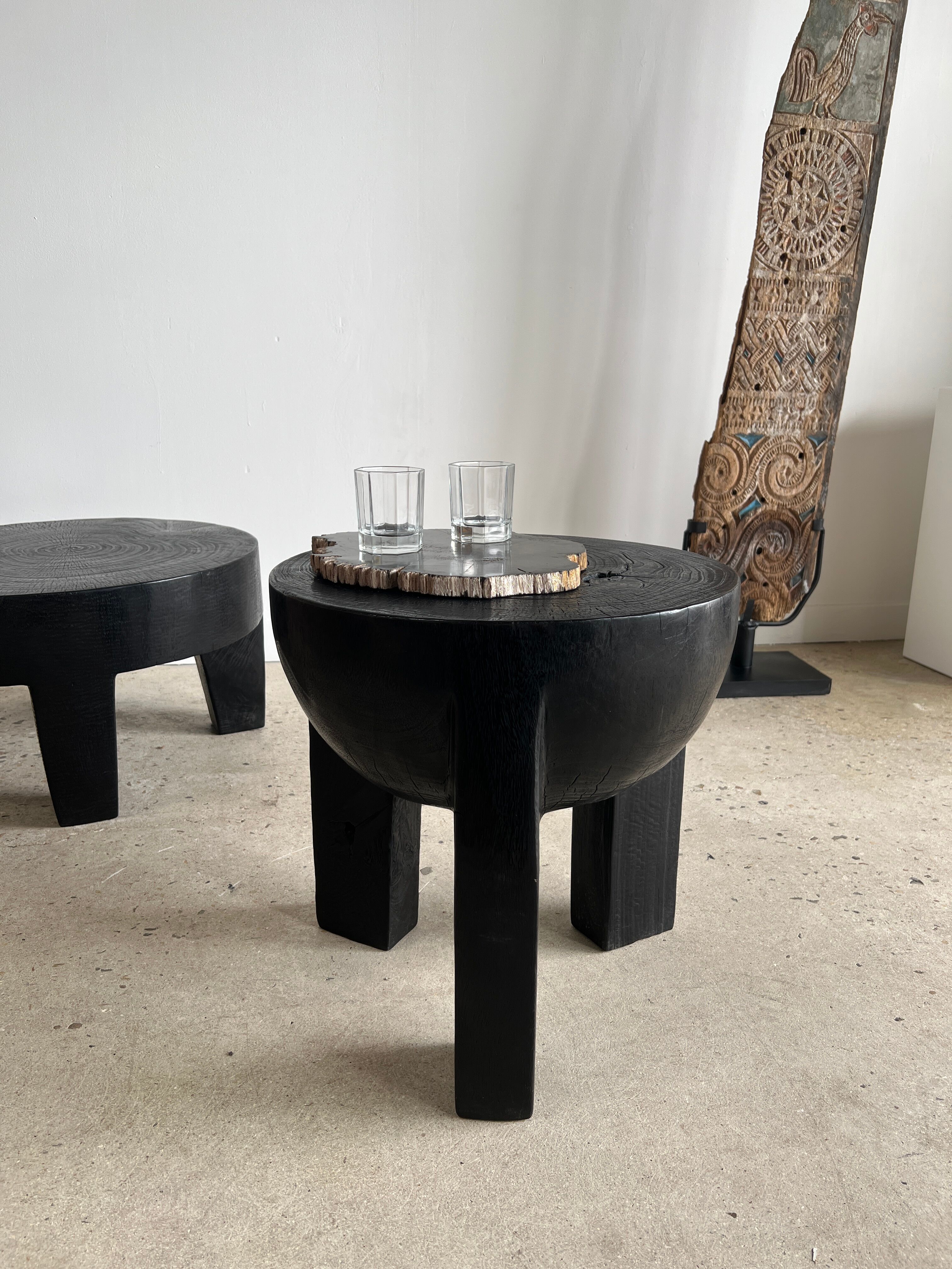 Black mango wood tripod side table with a semi-spherical top, height: 45 cm, diameter: 44 cm.
