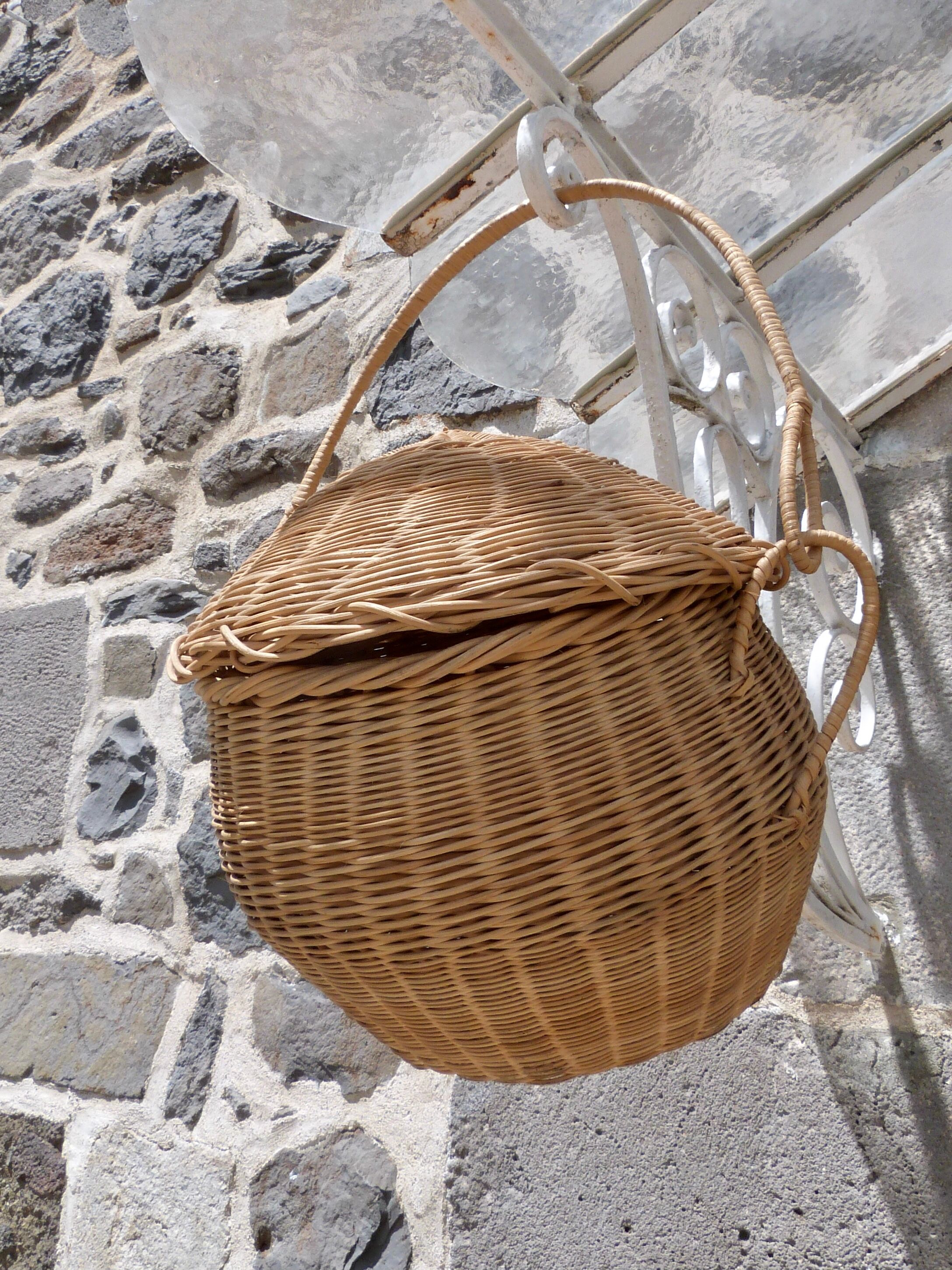Round wicker basket with lid
