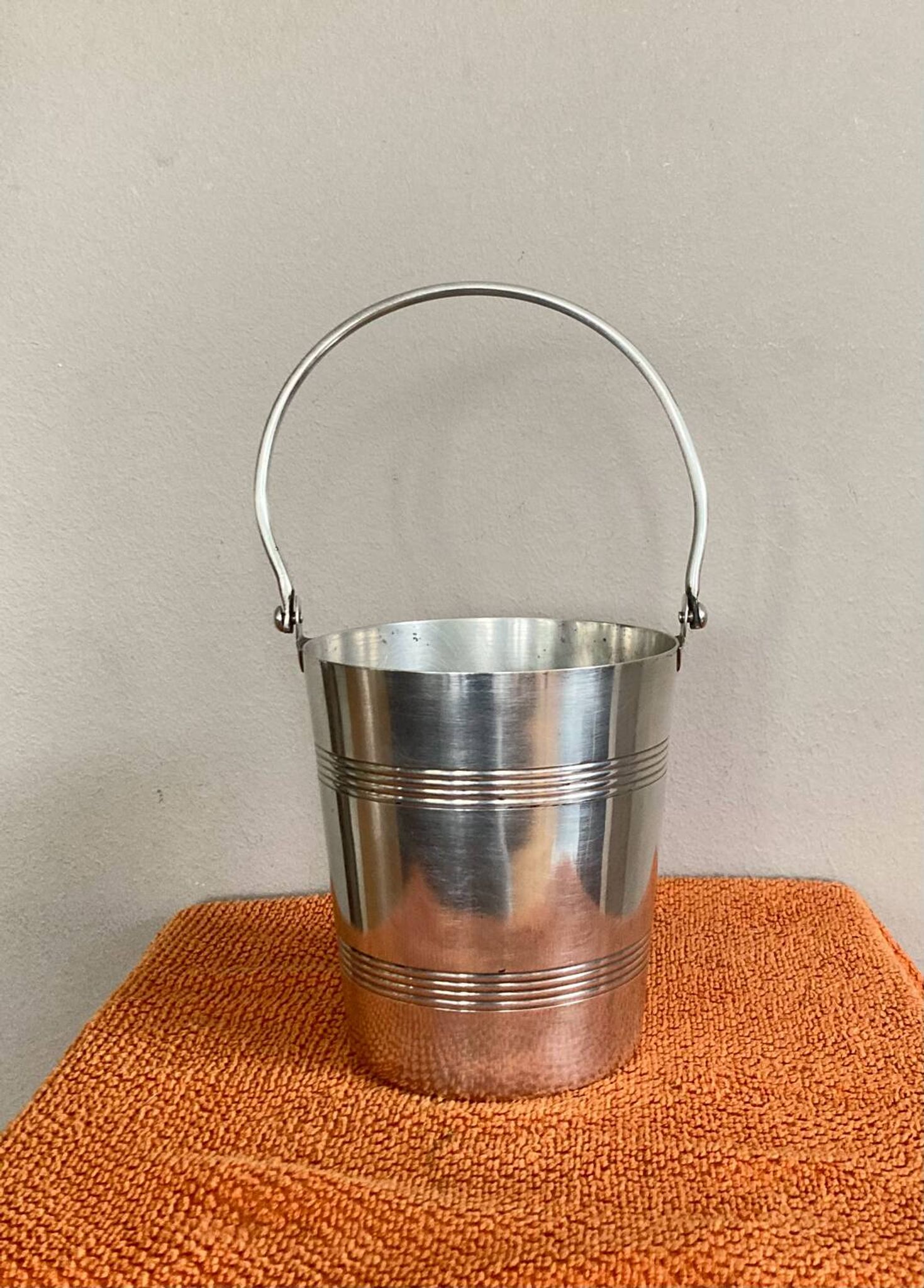 Ice bucket with handle from the late 19th / early 20th century in hallmarked silver-plated metal