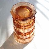 Vase rose en verre taillé
