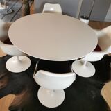 Table de salle à manger avec pied tulipe