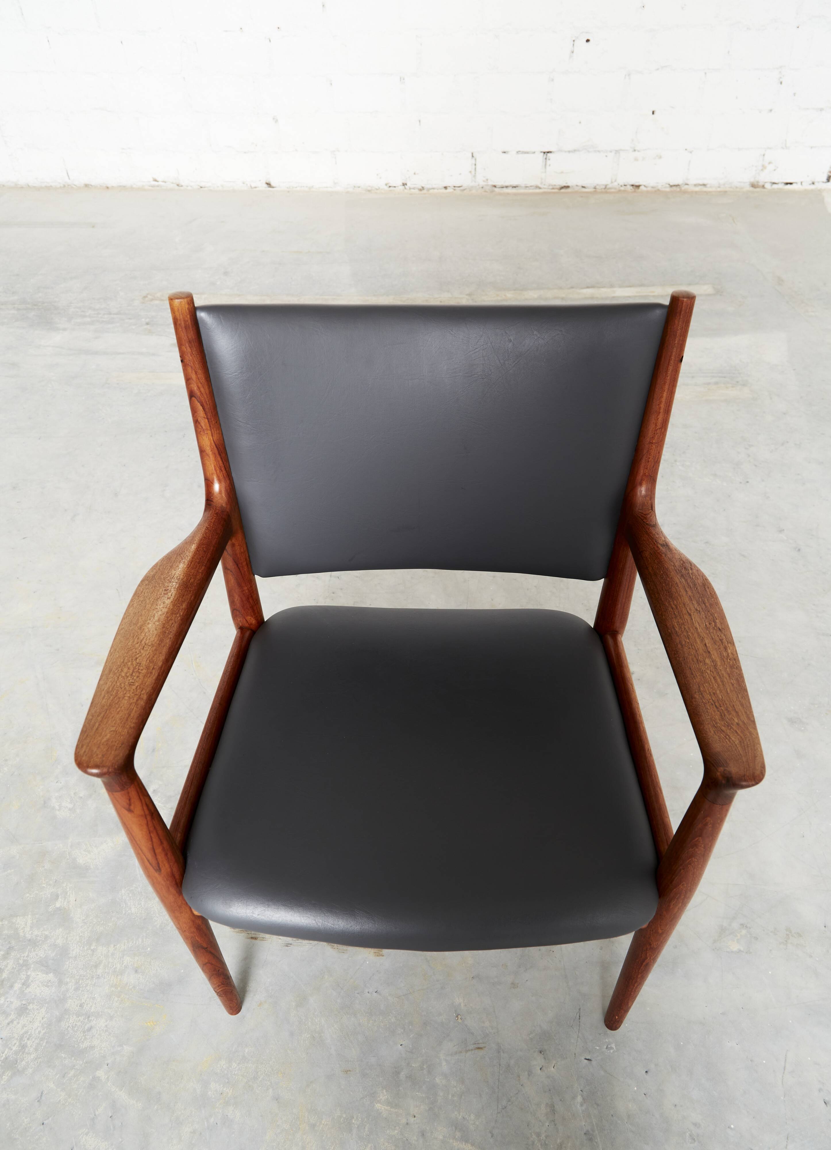 Hans Wegner JH-513 armchair for Johannes Hansen