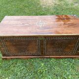 Coffre ancien en bois clouté