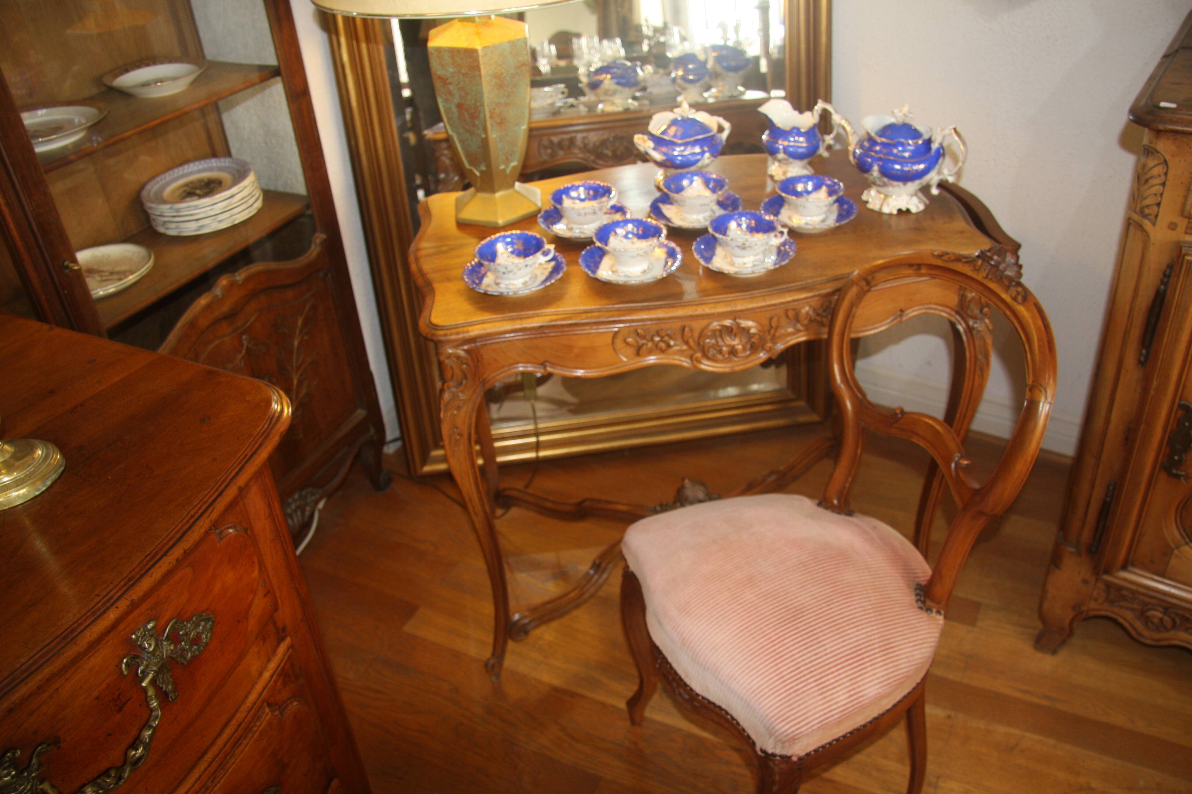 Table bureau et sa chaise de style Louis X.V. en noyer