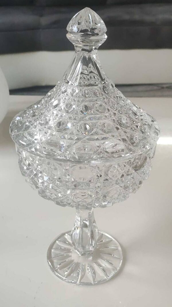 Grande Bonbonnière/Drageoir en cristal de plomb. Tritschler Winterhalder. Forme Dôme, motifs à facettes. Dim 30 x 15 cm
