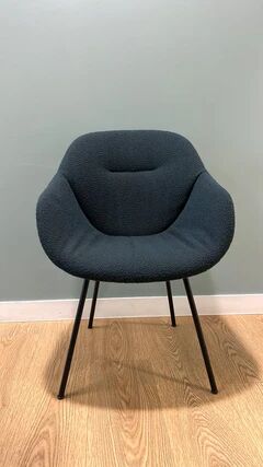 Fauteuil Hay - accoudoirs en métal et tissu saphir