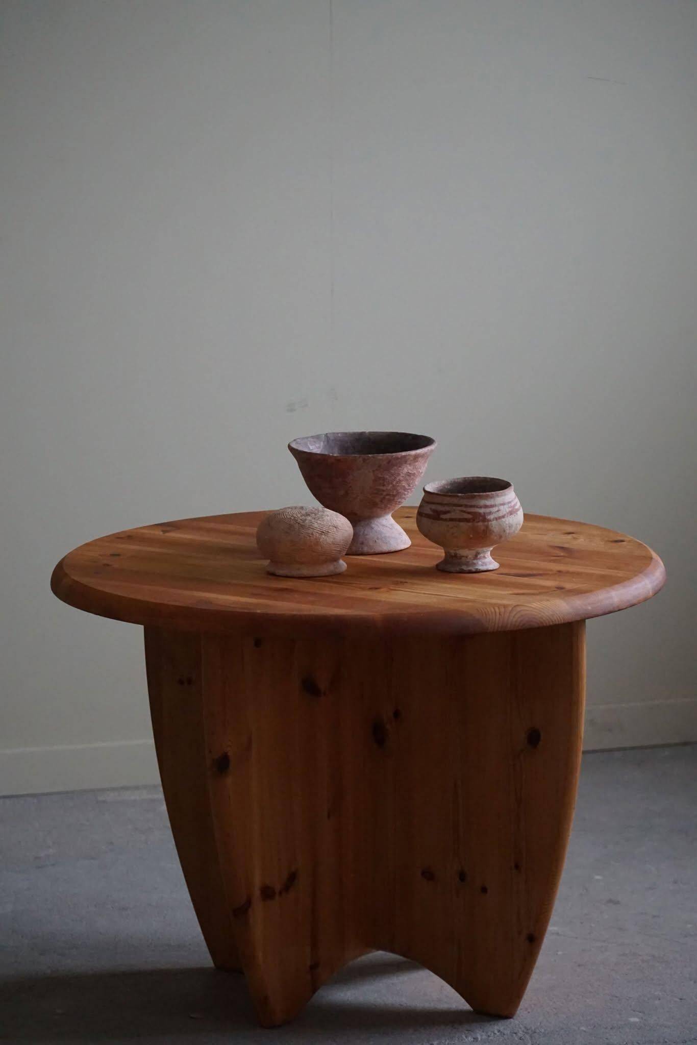 Modern round Danish coffee table in solid pine, Rainer Daumiller style, 1970s.