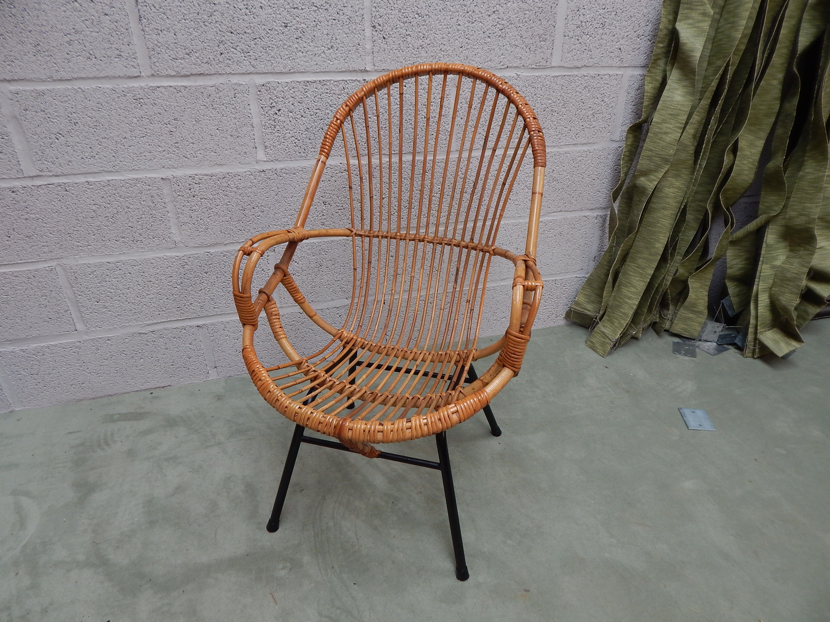Rattan armchair with foot metal of the 60s
