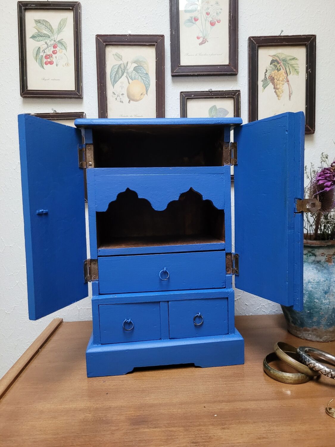 Small 20th century cabinet