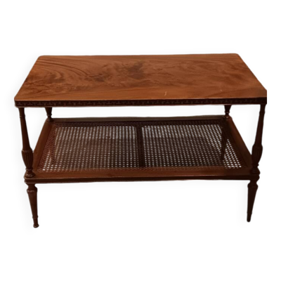 Table basse / bout de canapé en acajou avec tablette d'entretoise en rotin