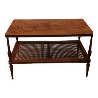 Table basse / bout de canapé en acajou avec tablette d'entretoise en rotin