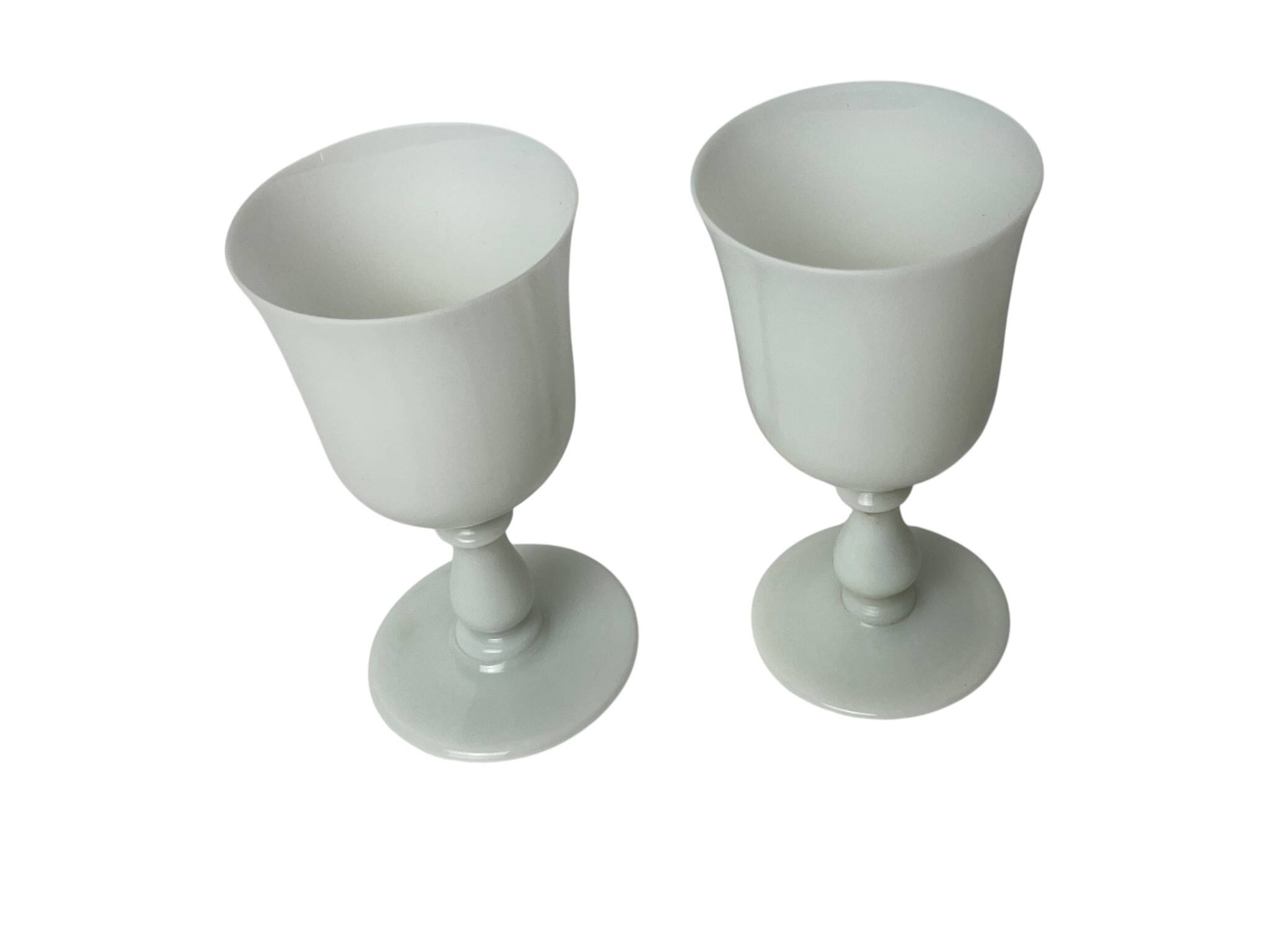 Pair of footed glasses in white opaline from around 1960.