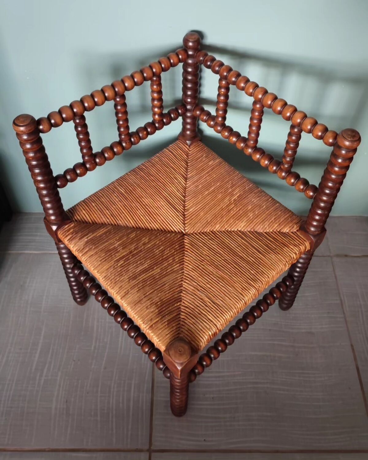 Corner stool