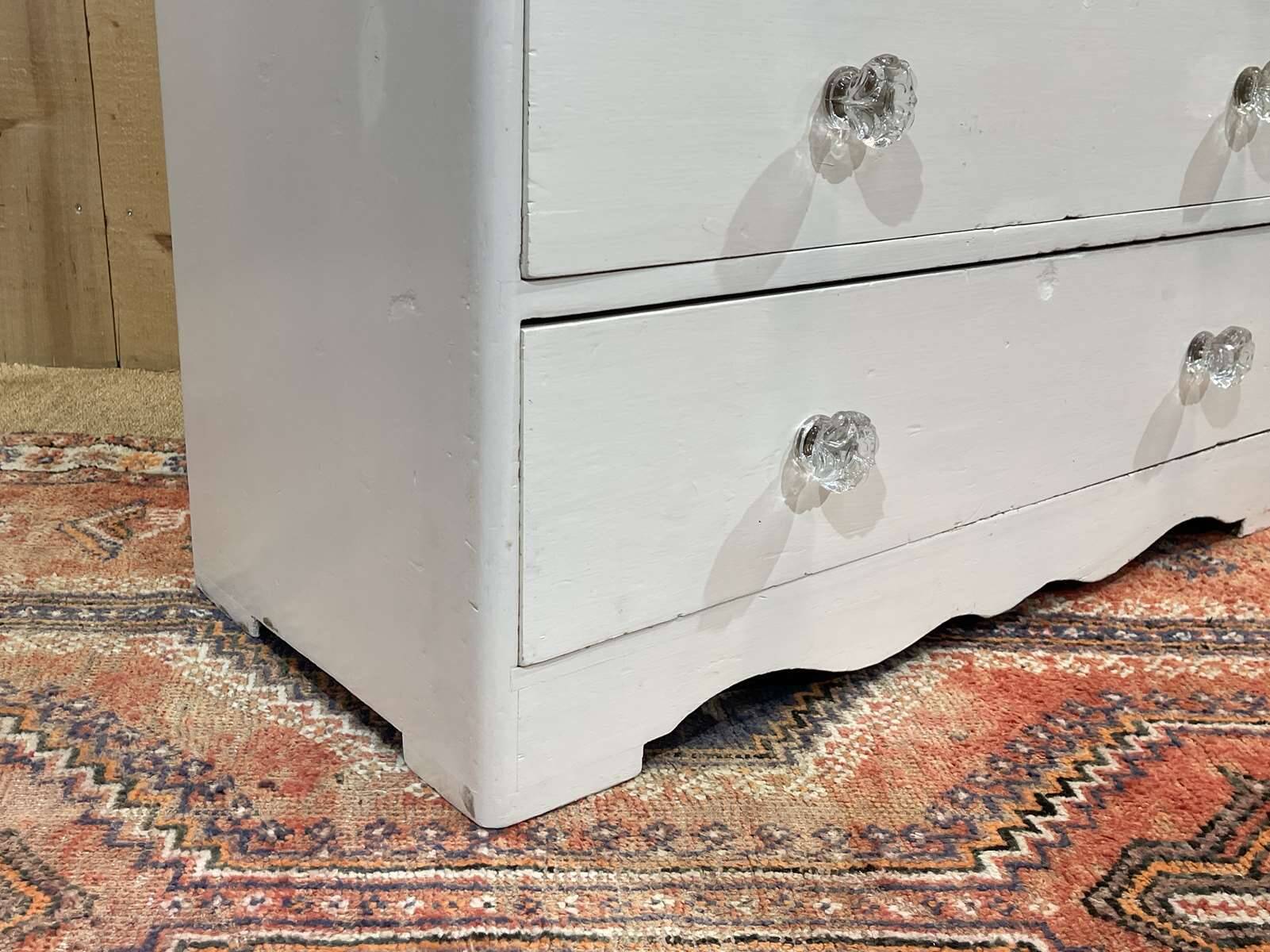 Commode anglaise peinte en sapin avec ses boutons en verre, XIXème