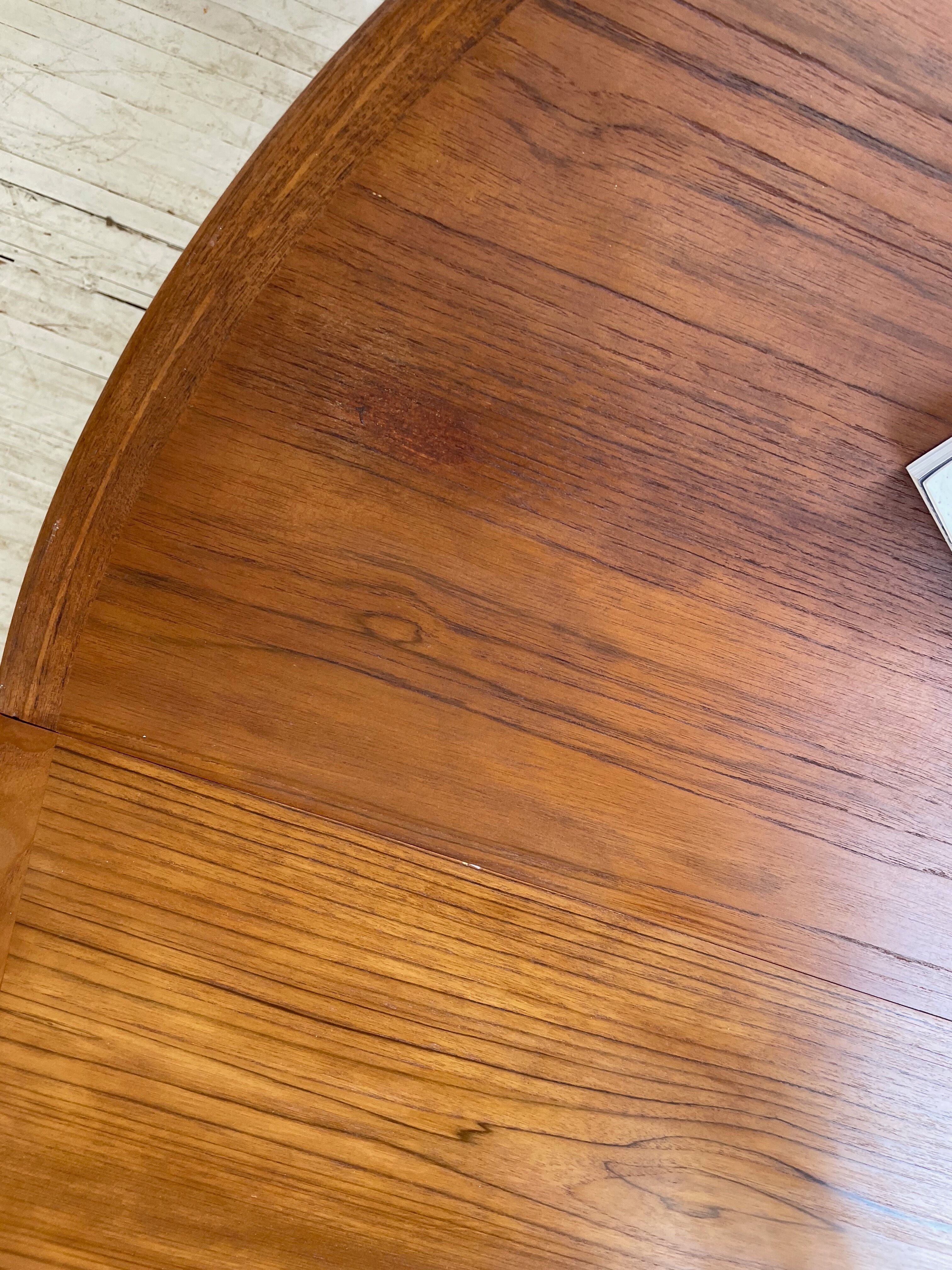 Round table 120-230 cm scandinavian samcom arne hovmand olsen
