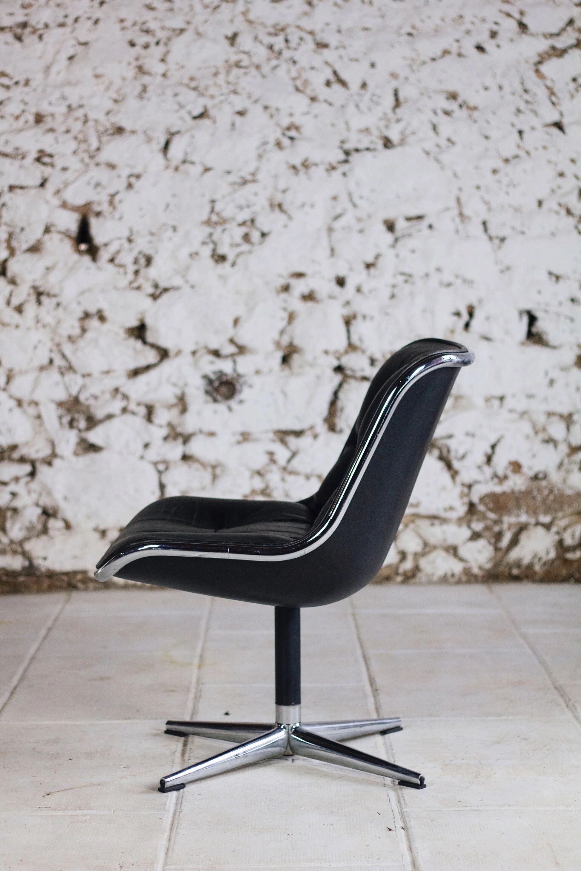 Black leather office chair by Charles Pollock for Knoll