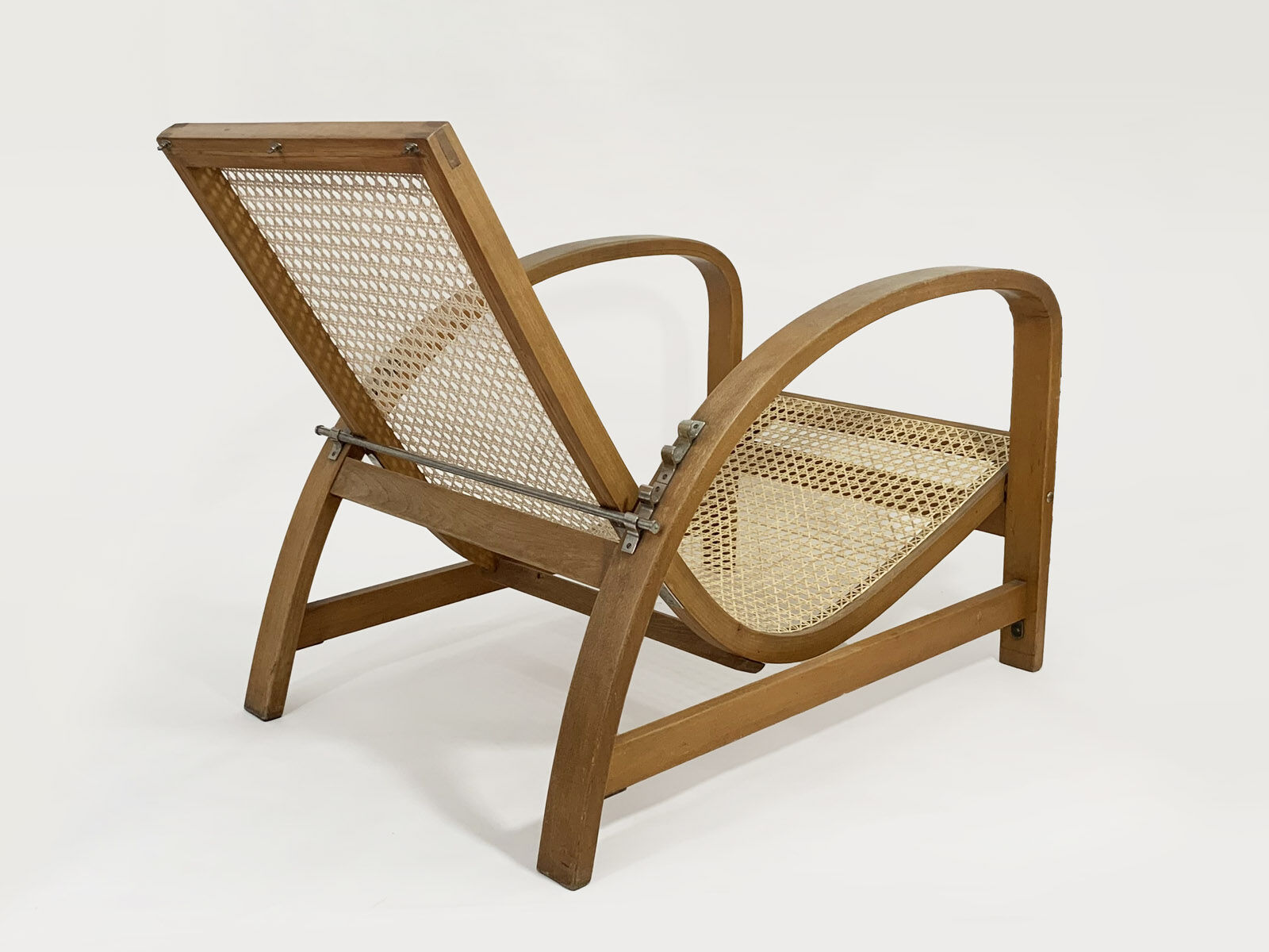 Fauteuil Jindrich Halabala en bois et canne, années 1930