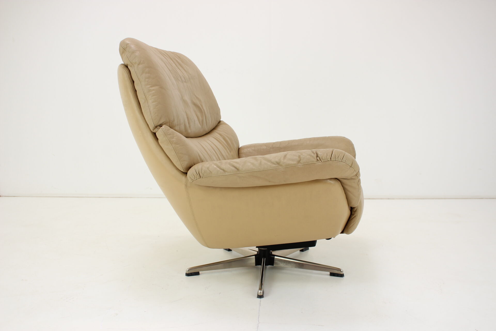 Large Scandinavian Adjustable Leather Armchair by Peem, 1970s, Finland
