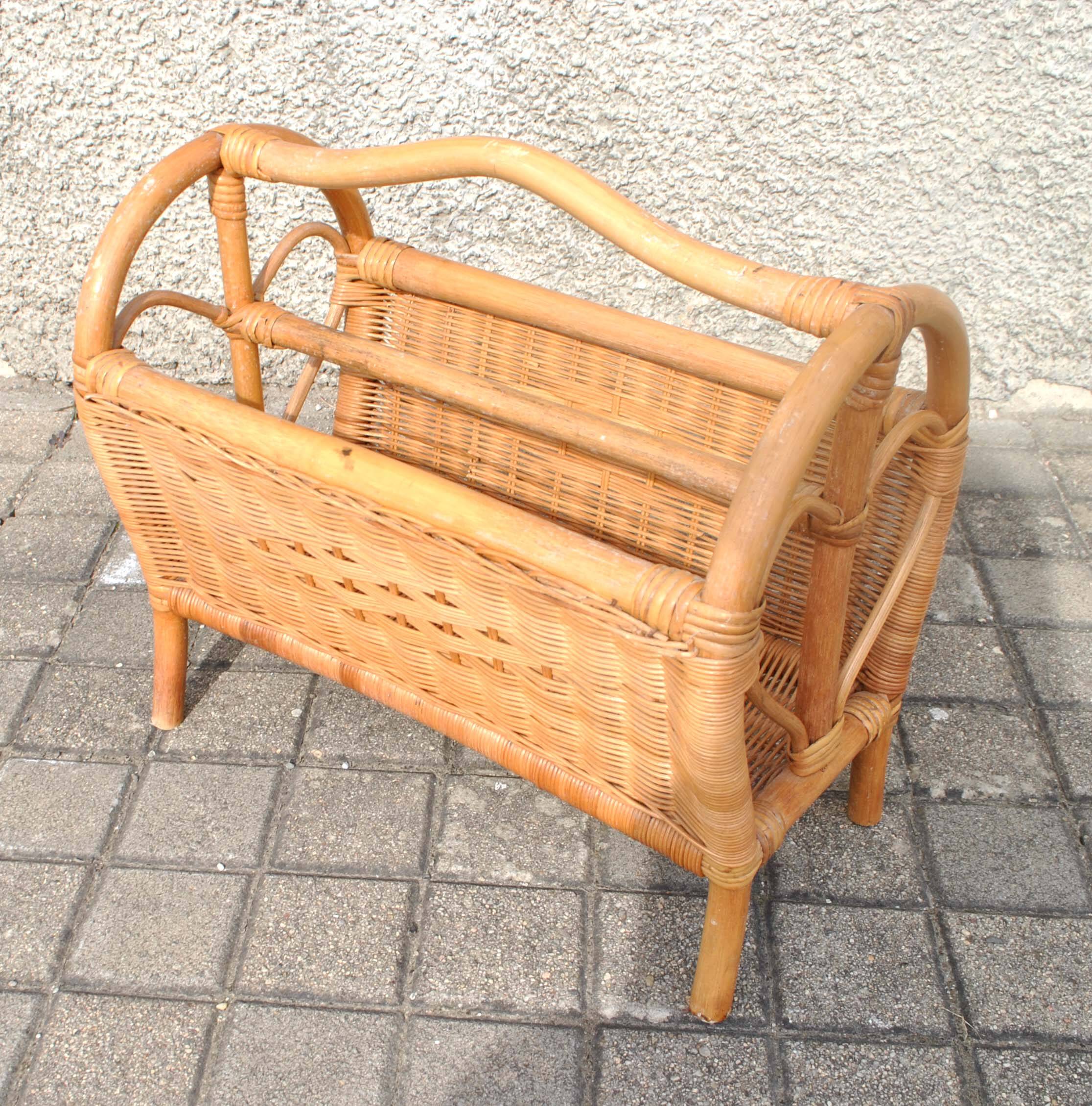 Magazine basket in vintage rattan and bamboo - heart pattern