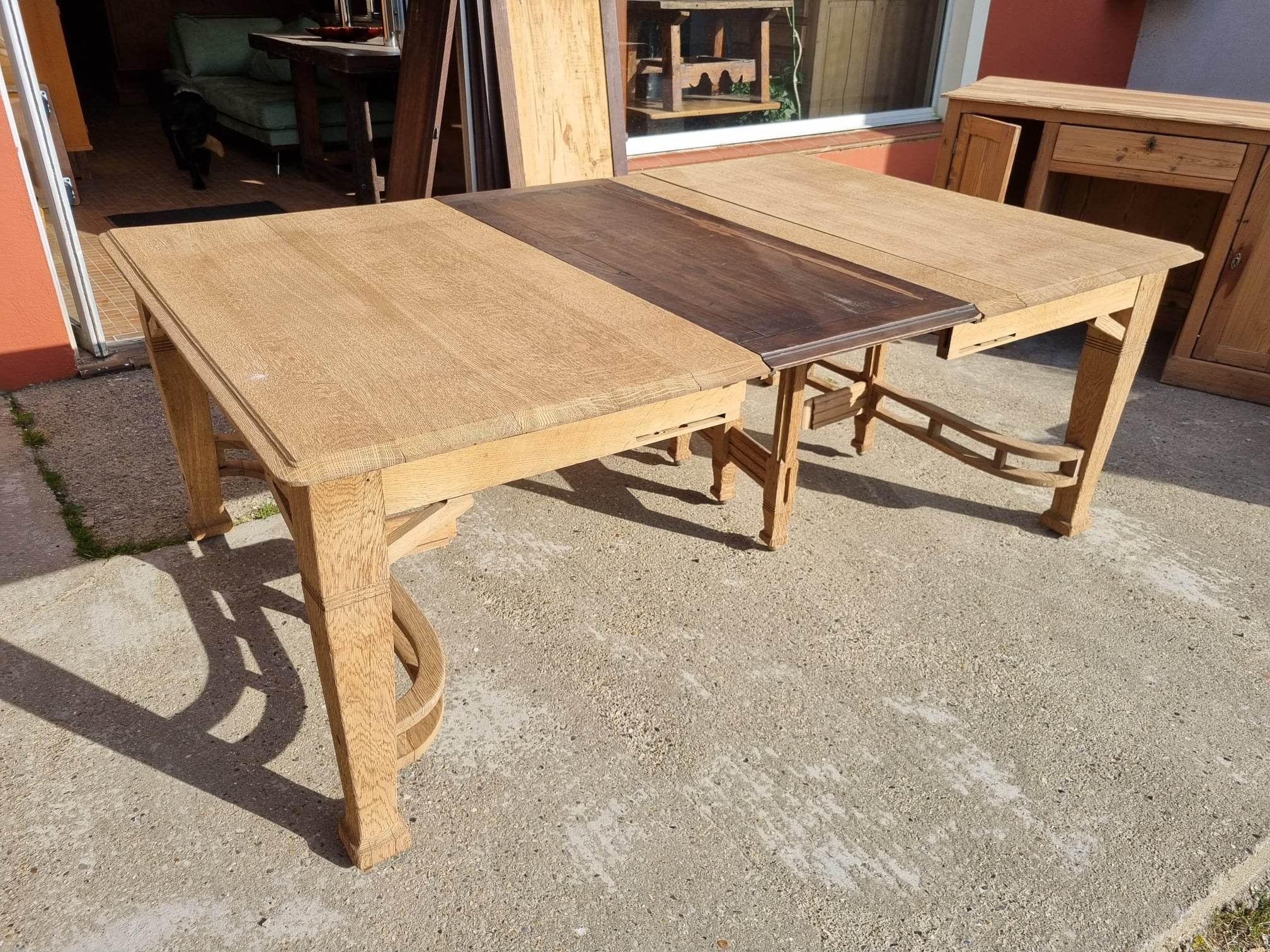Extendable oak table
