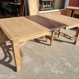 Extendable oak table