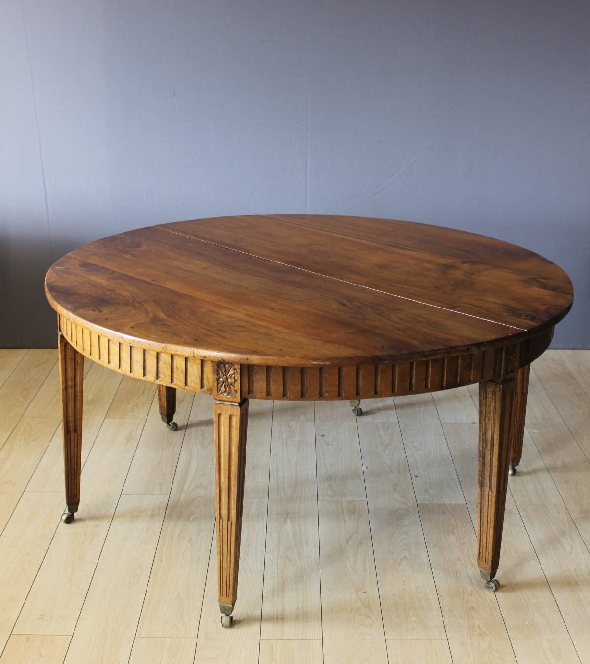 Louis XVI belt table with extensions in walnut, 19th century.
