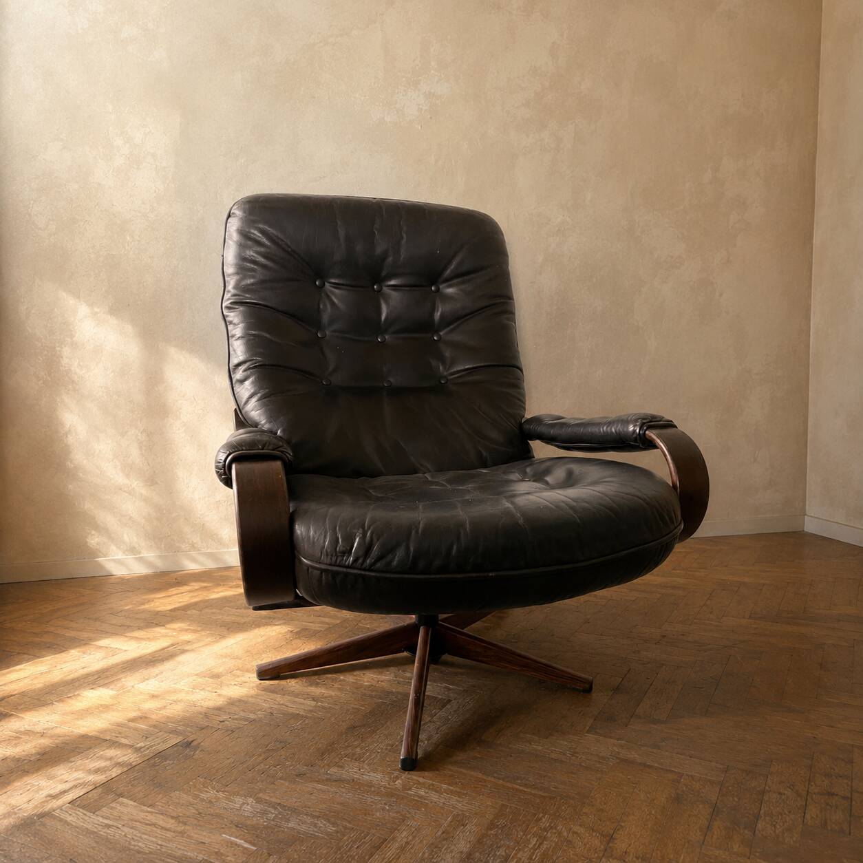 Scandinavian swivel lounge chair in black leather with a bent wood frame, 1970s.