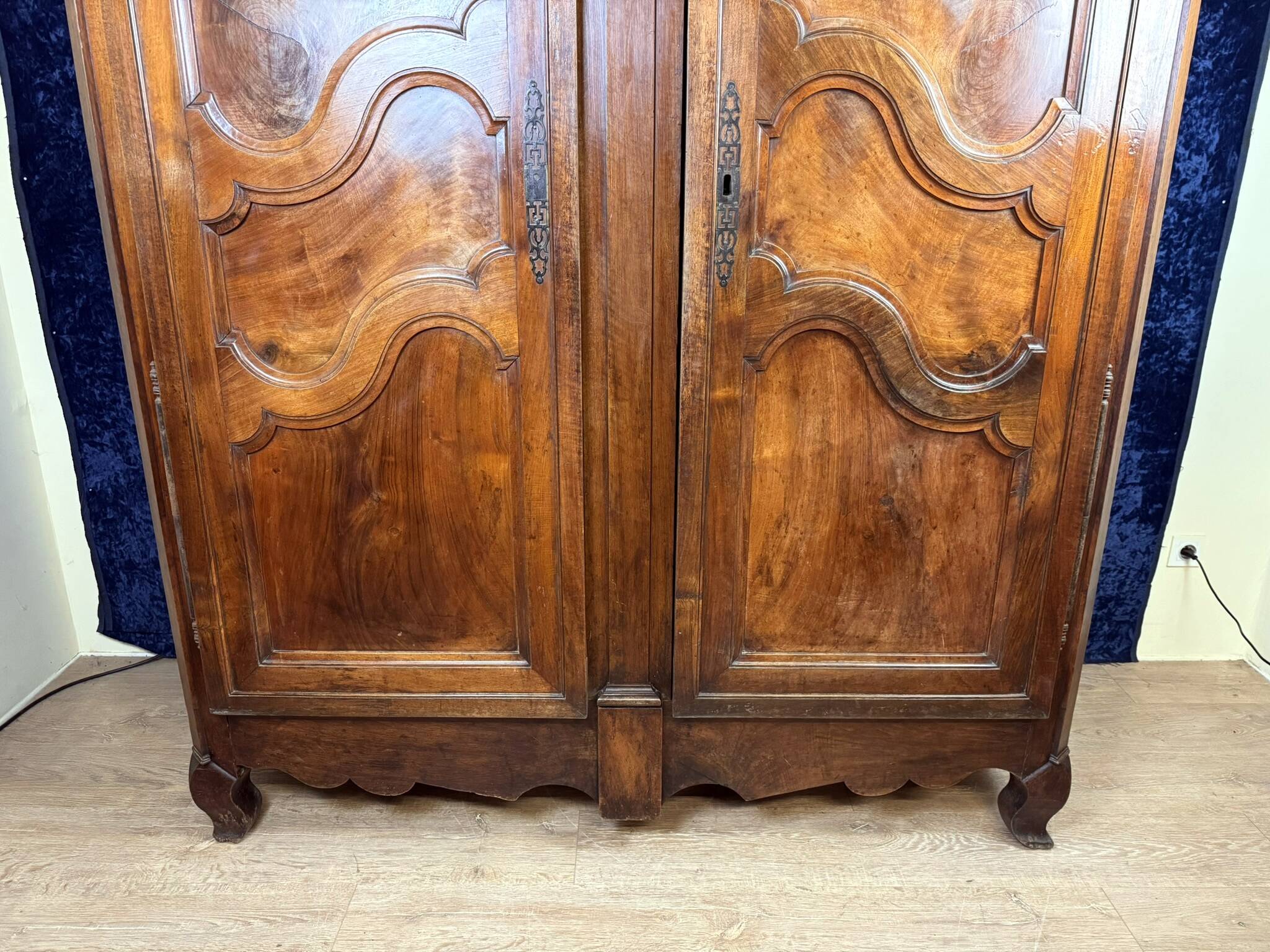 Magnifique armoire époque Louis XV en noyer massif vers 1750