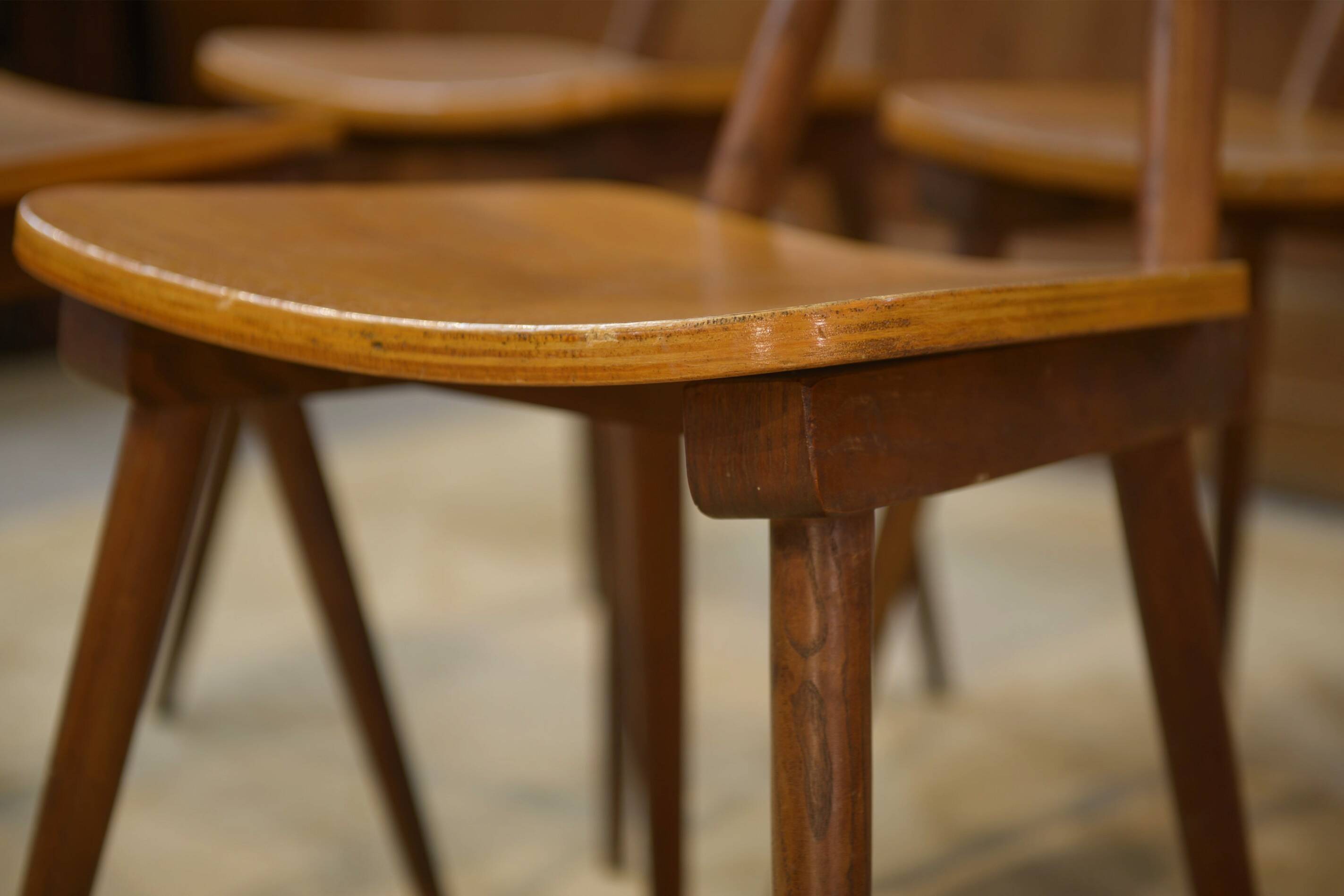 Set of 6 oak chairs from the 1960s.