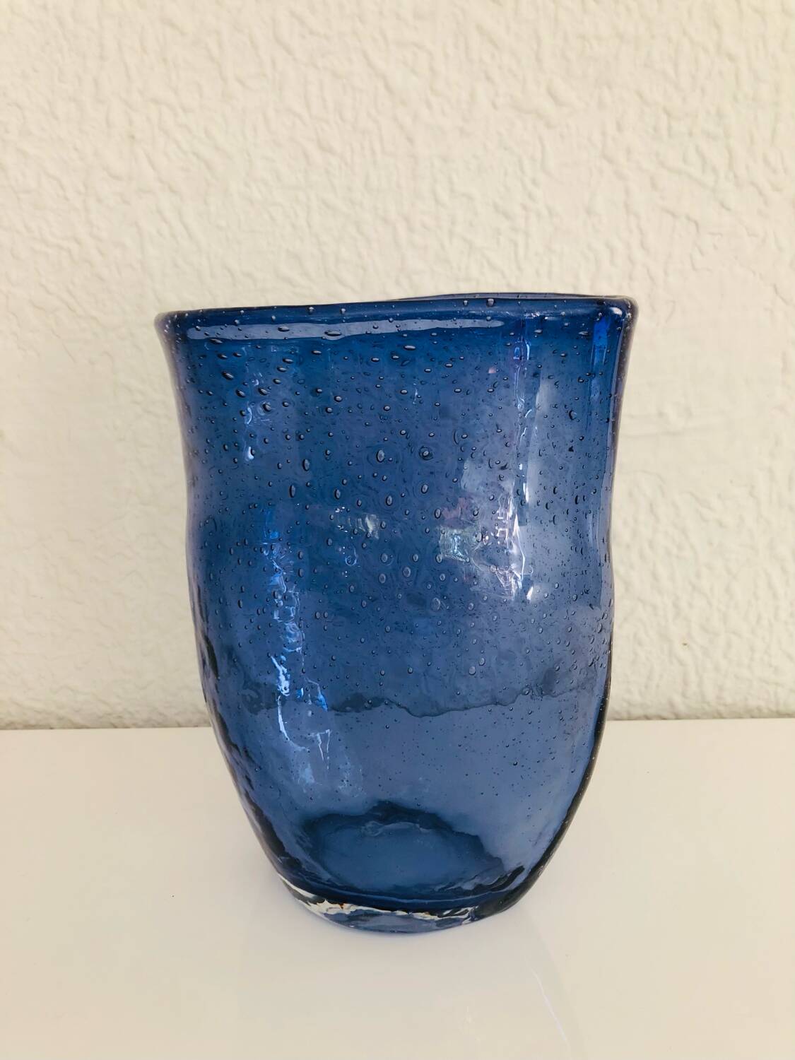 Vase en verre soufflé bleu à bulles, forme libre–Murano circa 1970