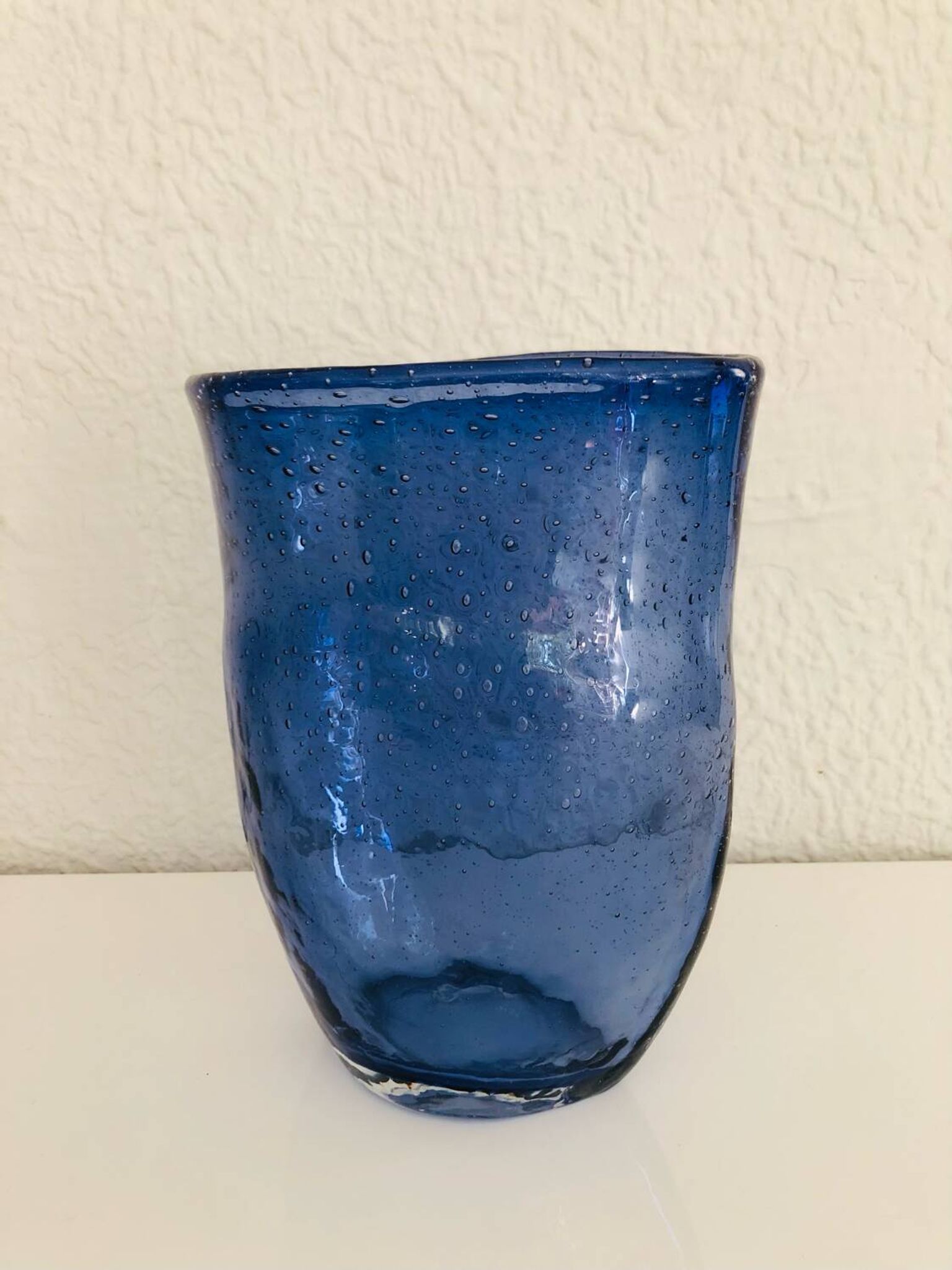 Vase en verre soufflé bleu à bulles, forme libre–Murano circa 1970
