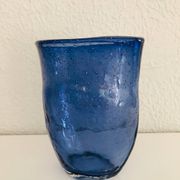 Vase en verre soufflé bleu à bulles, forme libre–Murano circa 1970