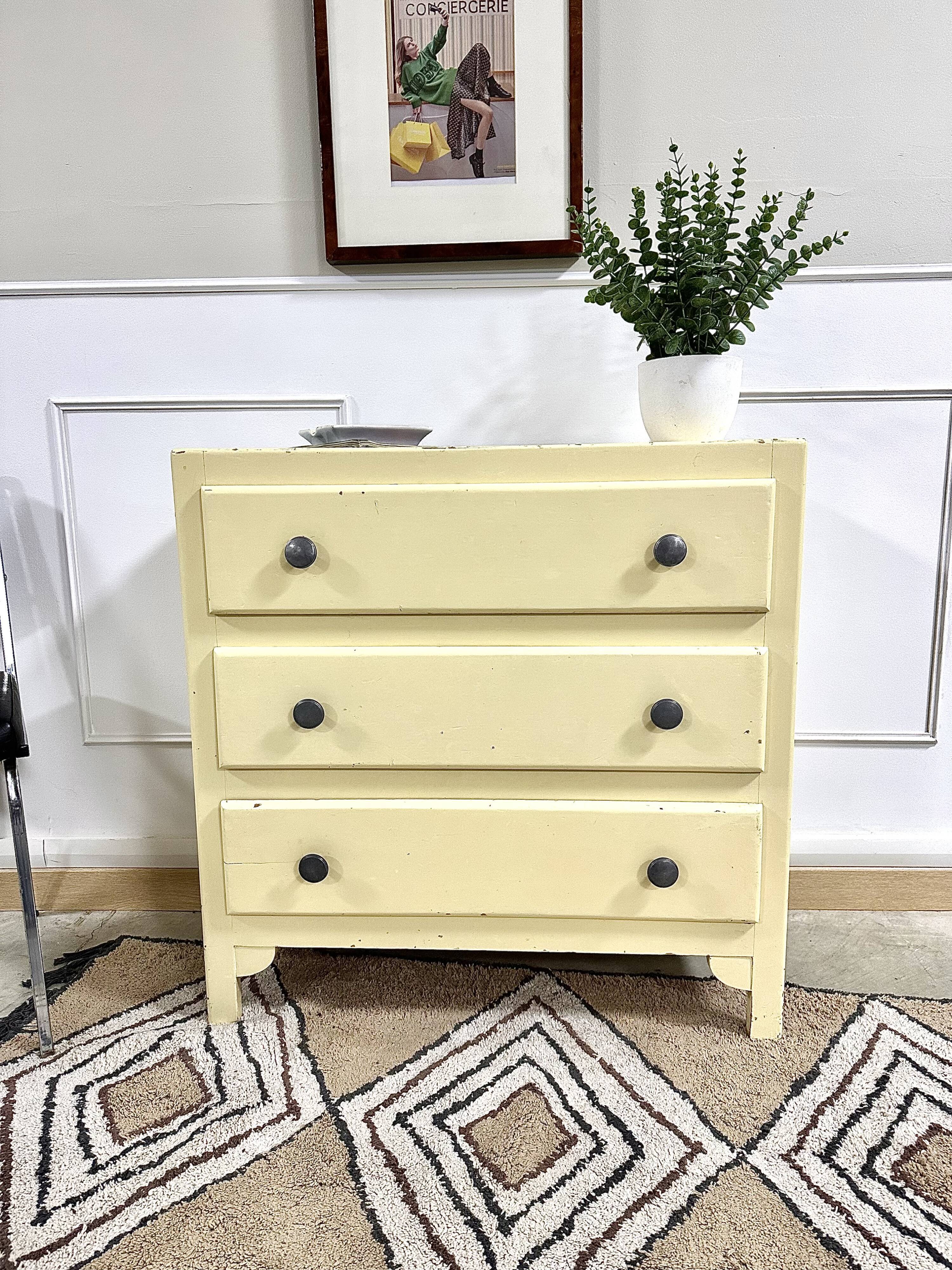 Vintage chest of drawers beige paint
