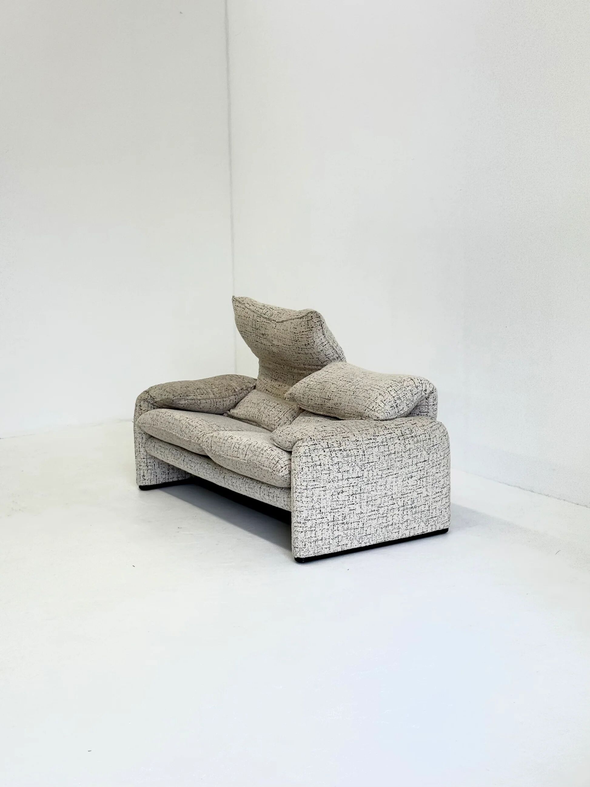 Cassina Maralunga 2-seater sofa by Vico Magistretti off-white with subtle pattern