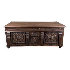 coffre en bois sculpté,
