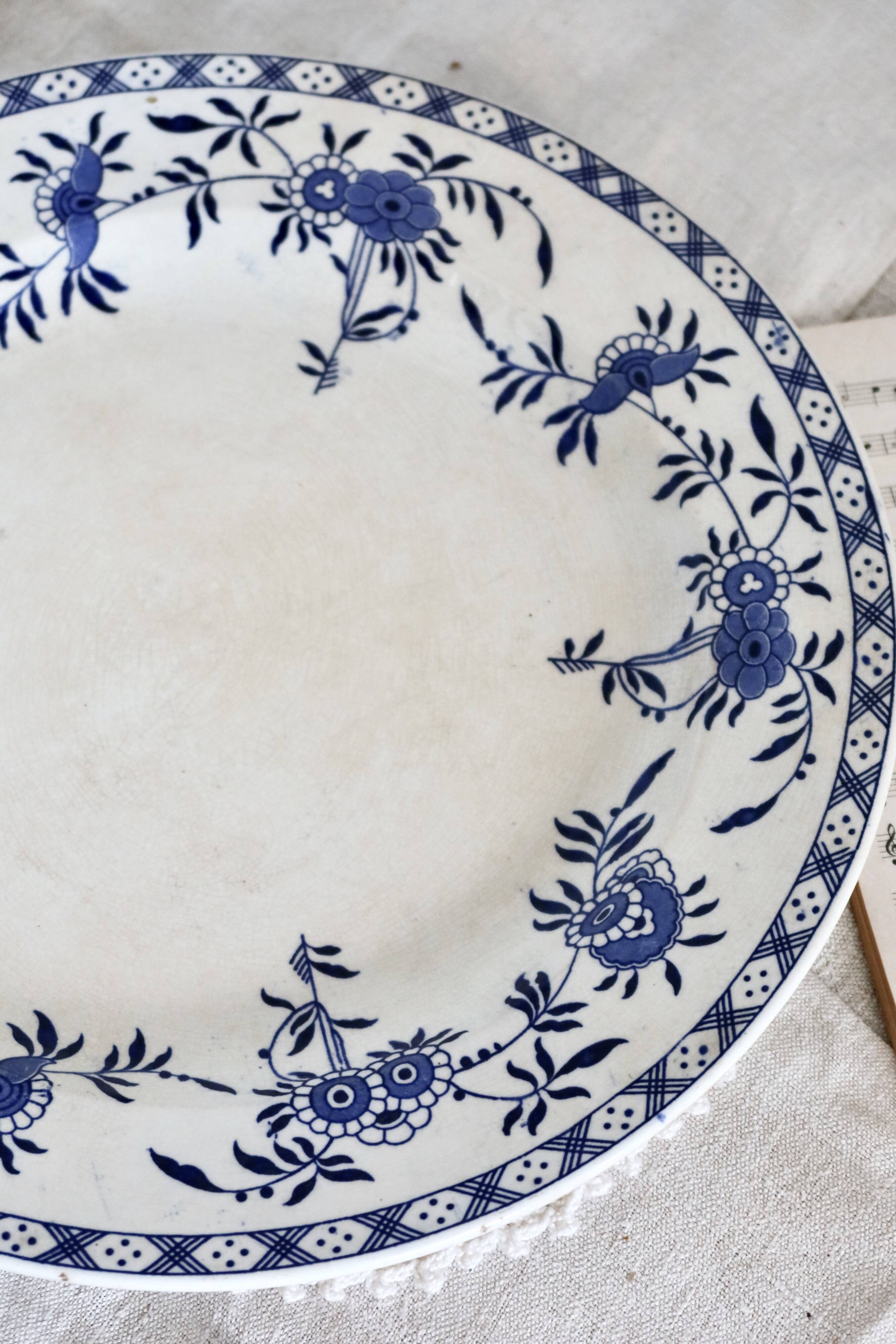 Round serving dishes - Rare Dresden porcelain