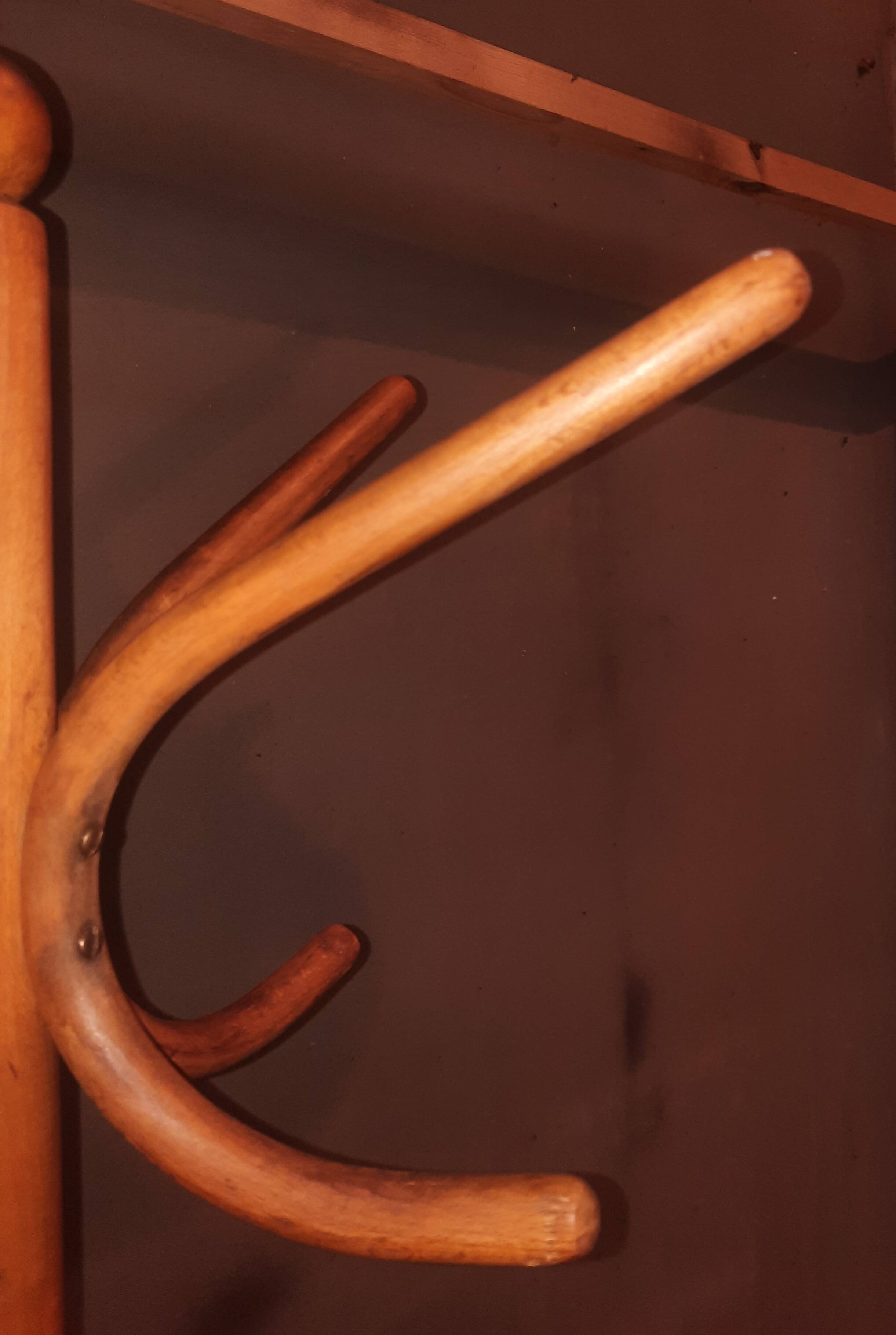 Porte-manteau sur pieds dit "perroquet" de Fischel