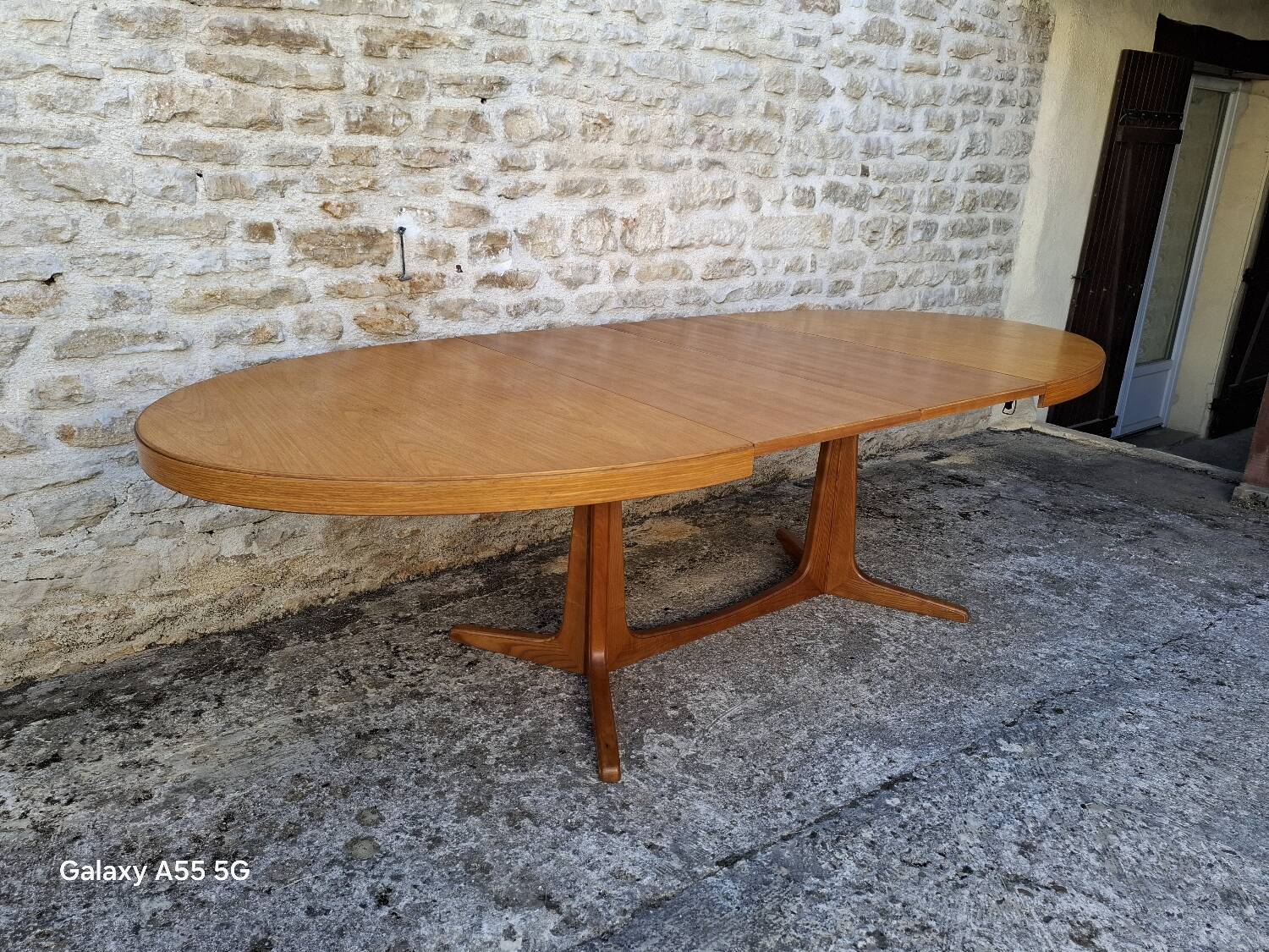 Baumann oval table