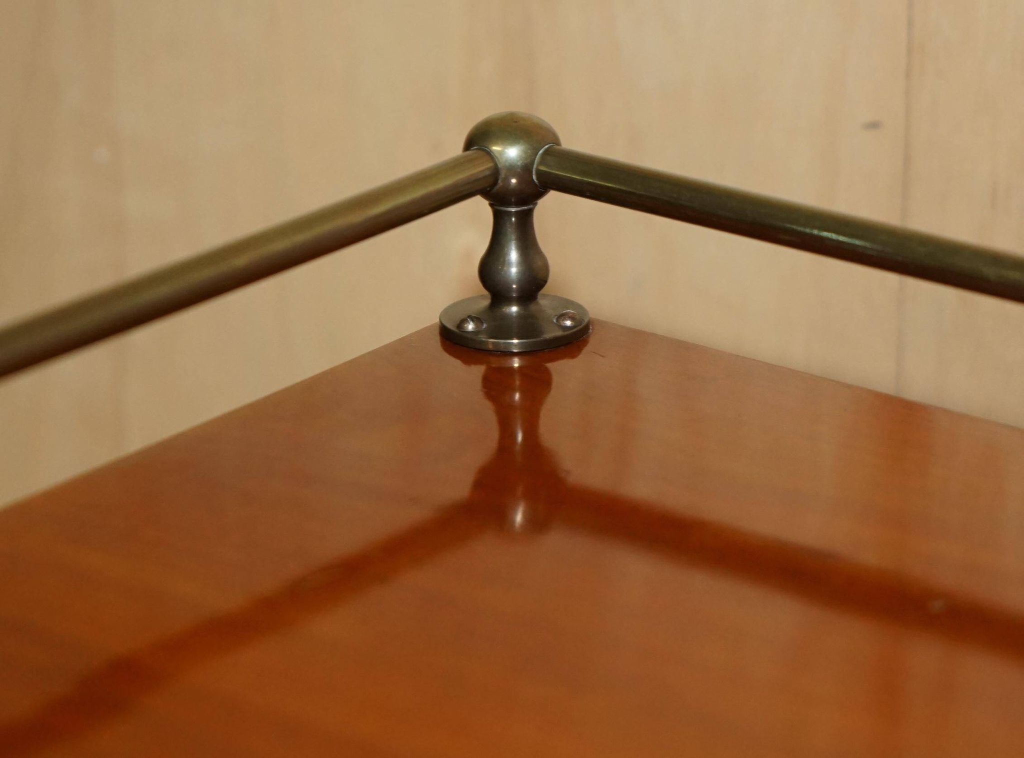 Commode haute victorienne en noyer avec galerie bronzée