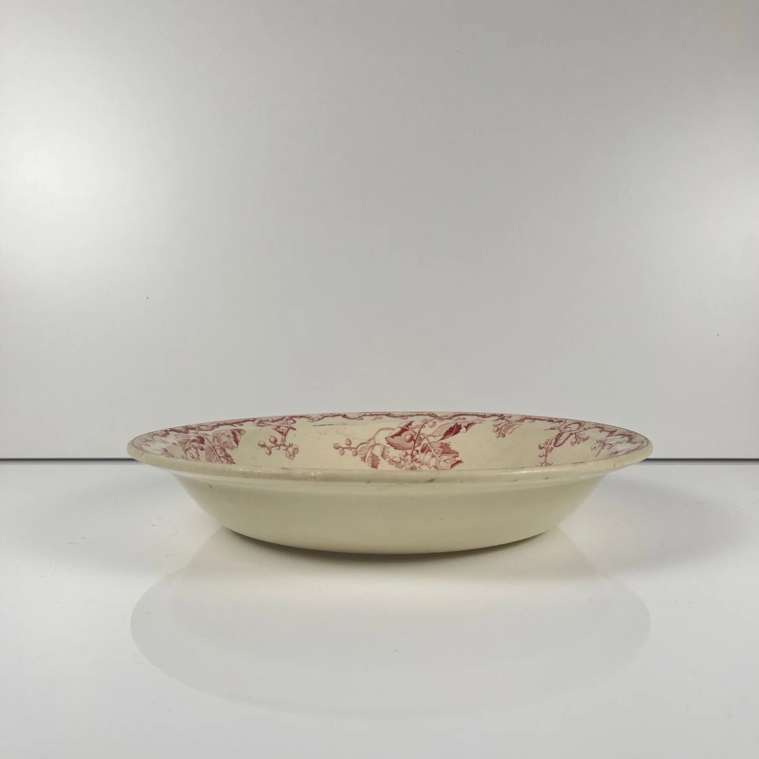 Salad bowl KG Lunéville Terre de fer, "Fontainebleau", pink, 19th century