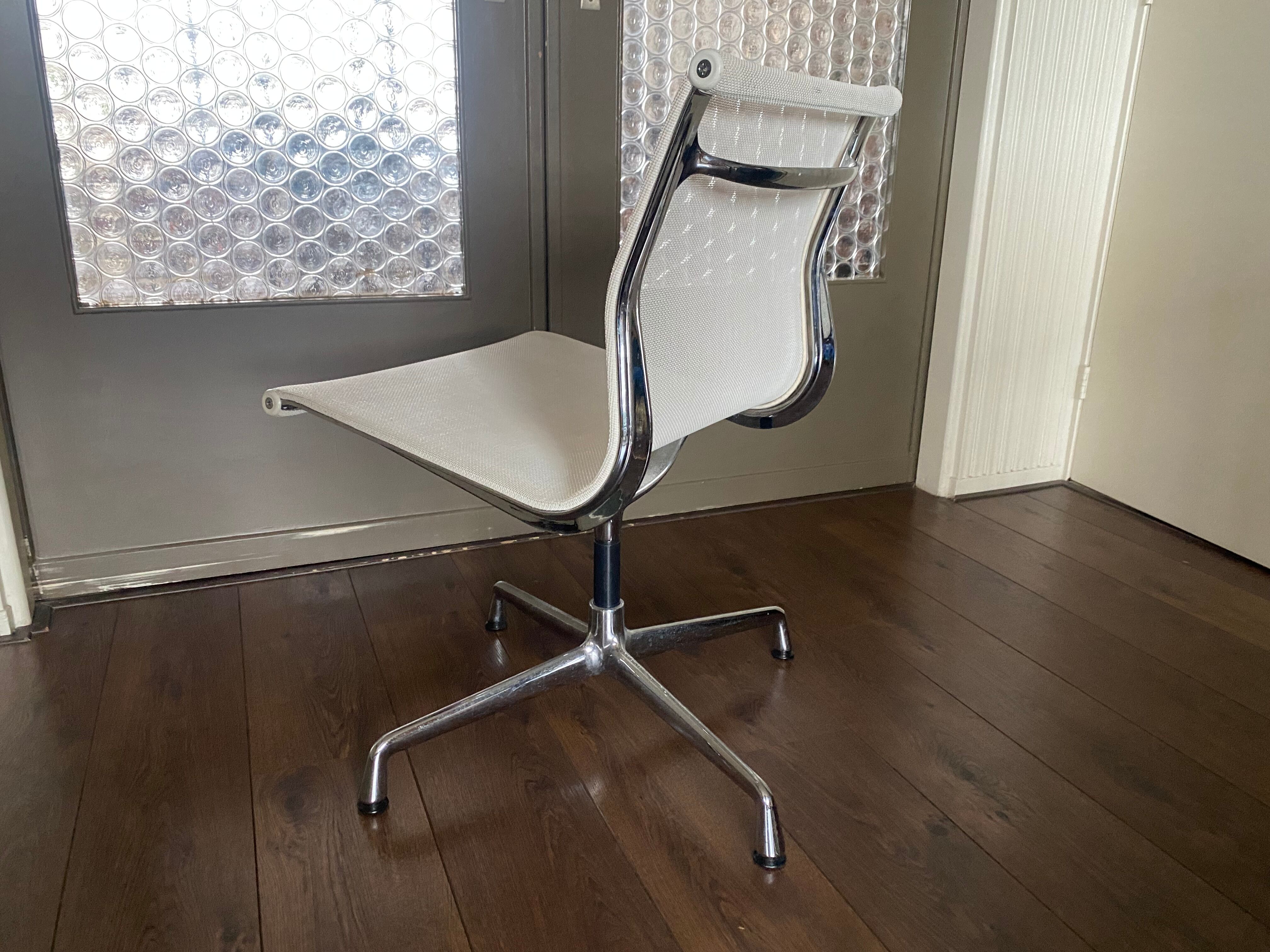 Chaise pivotante EA 107 en chrome et maille d’air par Charles & Ray Eames pour Vitra 2001