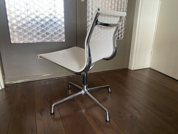 Chaise pivotante EA 107 en chrome et maille d'air par Charles & Ray Eames pour Vitra 2001