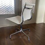 Chaise pivotante EA 107 en chrome et maille d’air par Charles & Ray Eames pour Vitra 2001