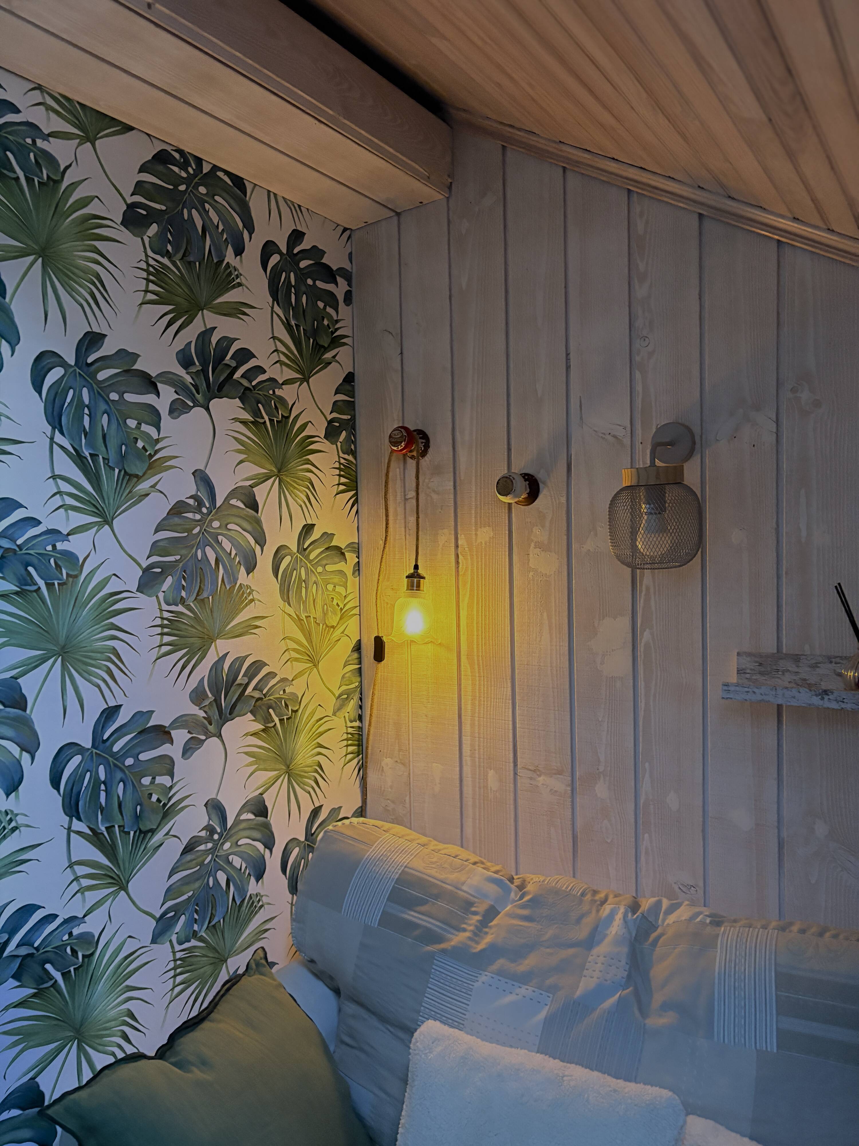Suspension in opaline & brass – soft light and retro charm
