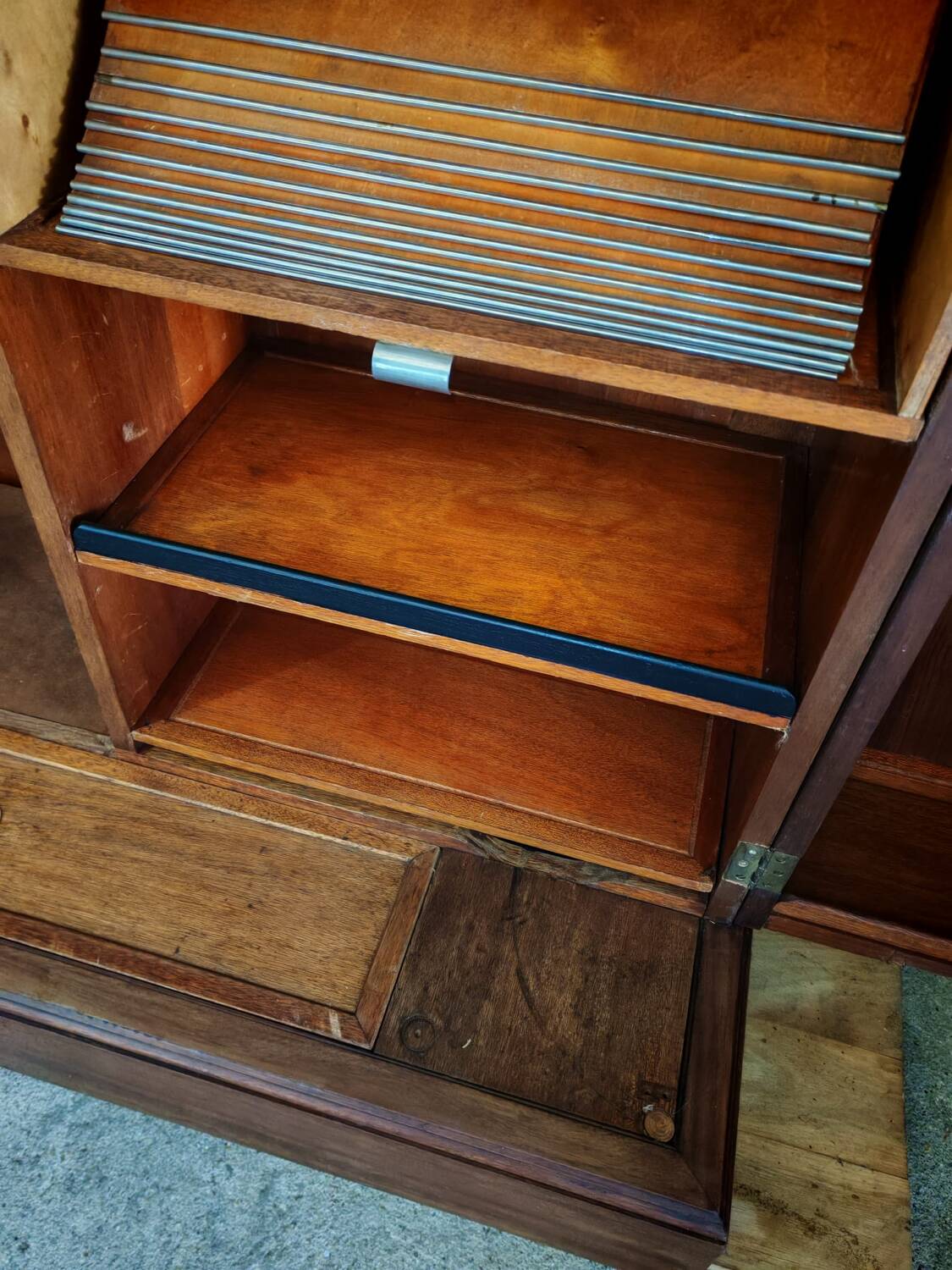 Gentleman's Wardrobe - English dressing armoire - Compacton