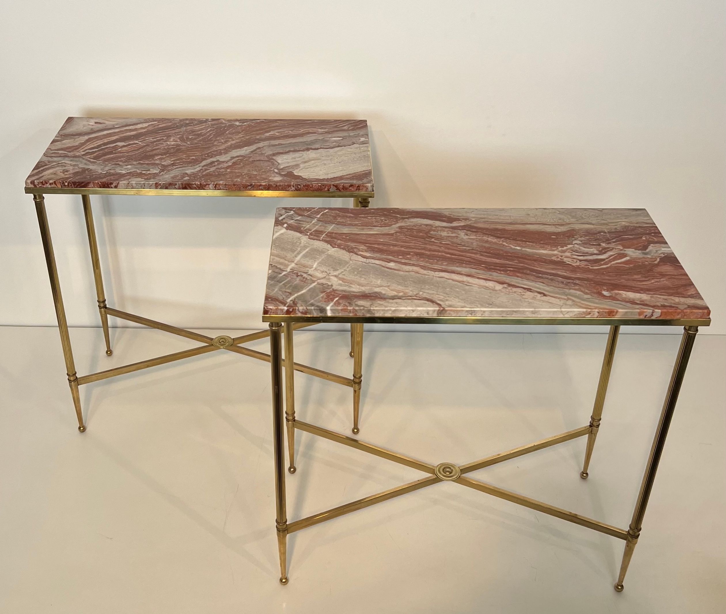 Paire de bouts de canapé de style néoclassique en laiton et plateaux de marbre de la Maison Jansen