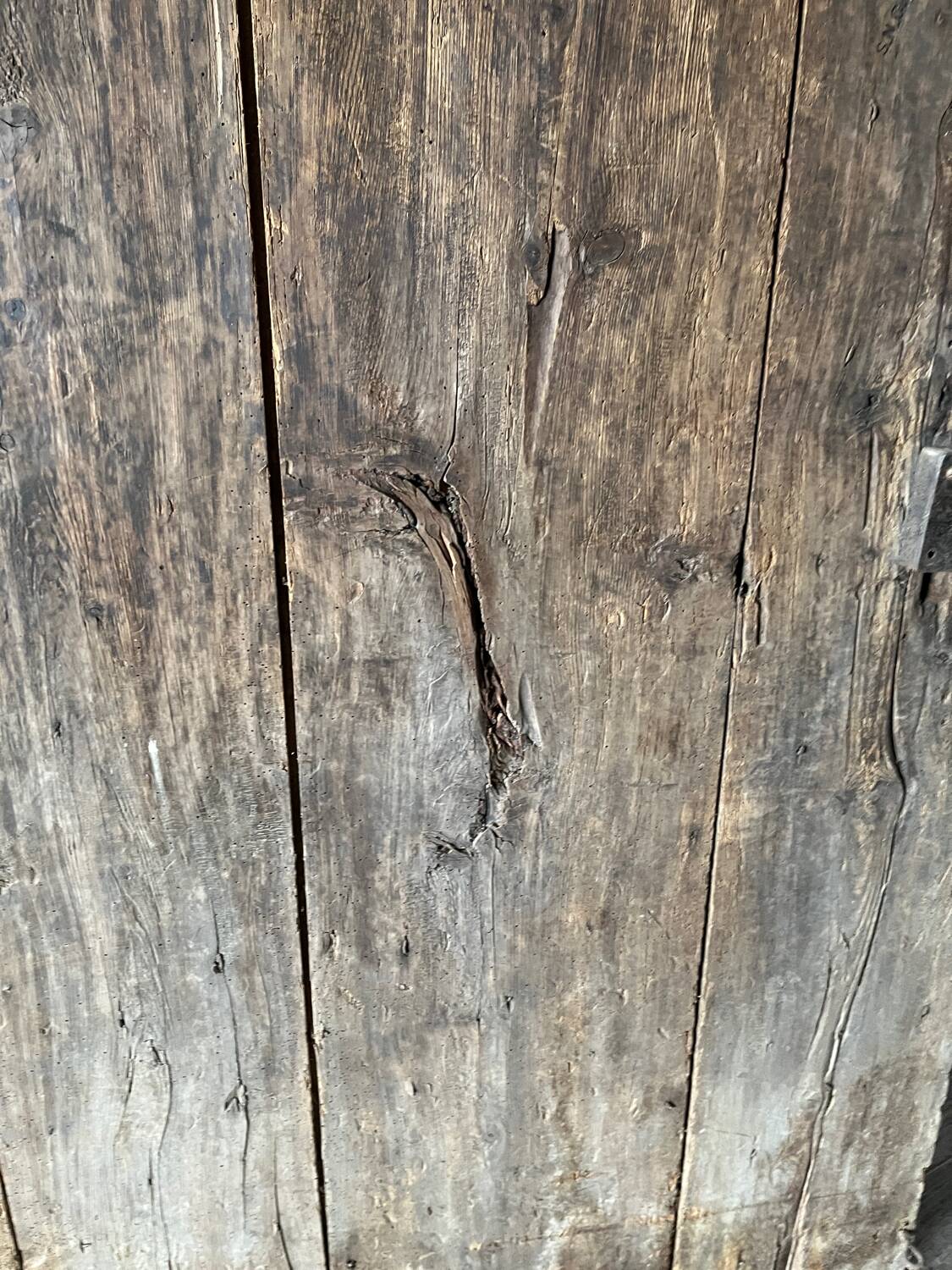 Ancienne porte cloutée