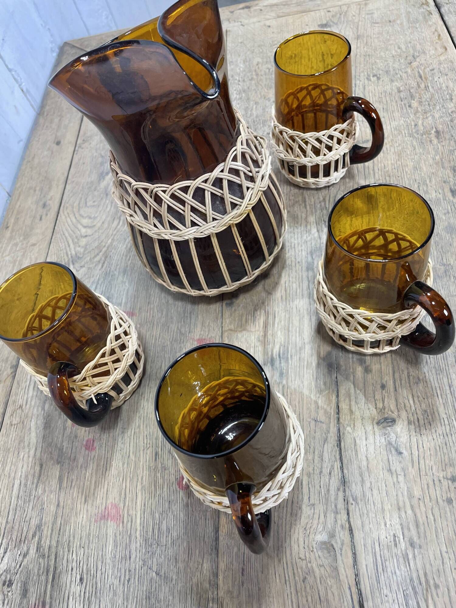 Carafe and glasses in amber glass and rattan
